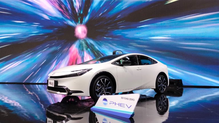 Toyota Hadirkan Model Prius HEV dan PHEV di GIIAS 2024